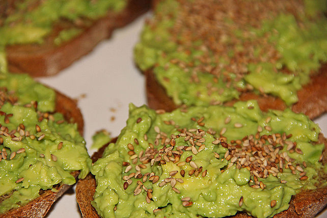 Crostini mit Avocado - Wasabi - Creme, mariniertem Rettich und ... Crostini mit Avocado - Wasabi - Creme, mariniertem Rettich und ...