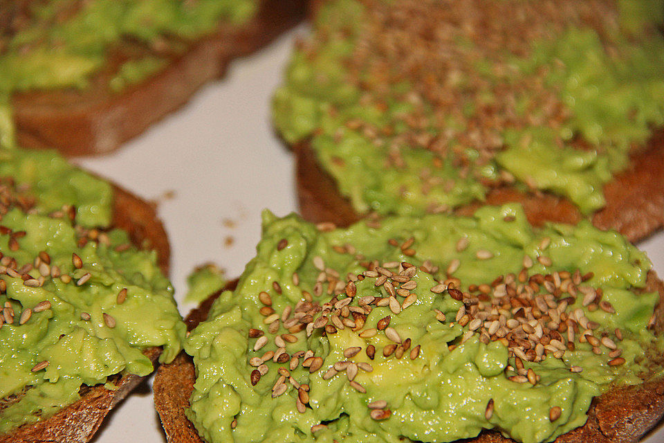 Crostini mit Avocado - Wasabi - Creme, mariniertem Rettich und geröstetem Sesam