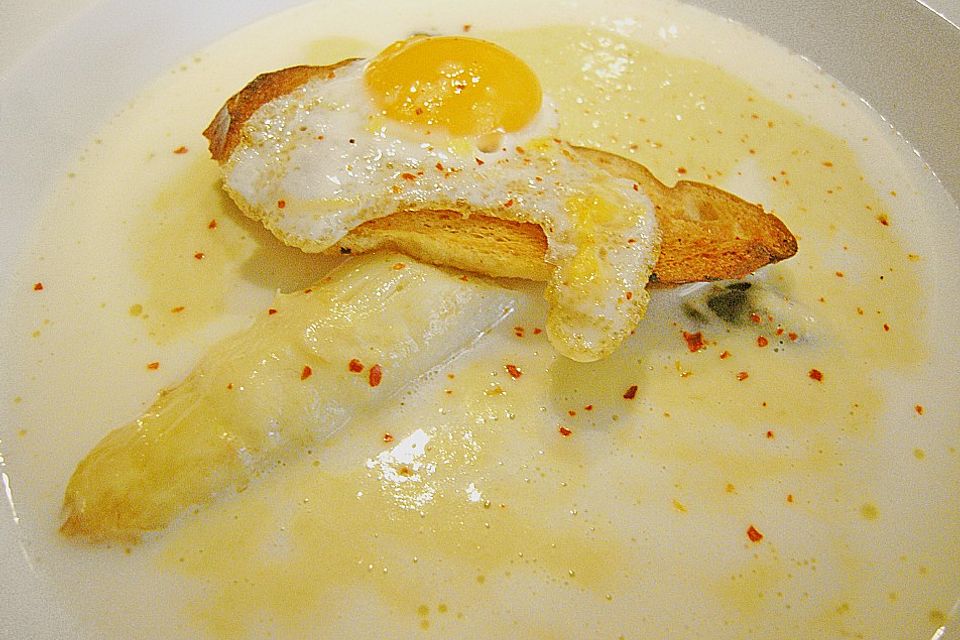 Zweifarbige Spargelsuppe mit Lauchstangen - Chip und Wachtelspiegelei