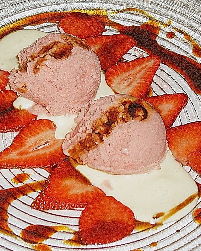 Erdbeer - Joghurt - Eis mit Holunderblütenschaum und Malzsoße