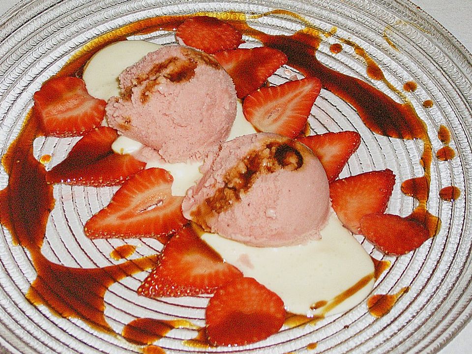 Erdbeer - Joghurt - Eis mit Holunderblütenschaum und Malzsoße von ...