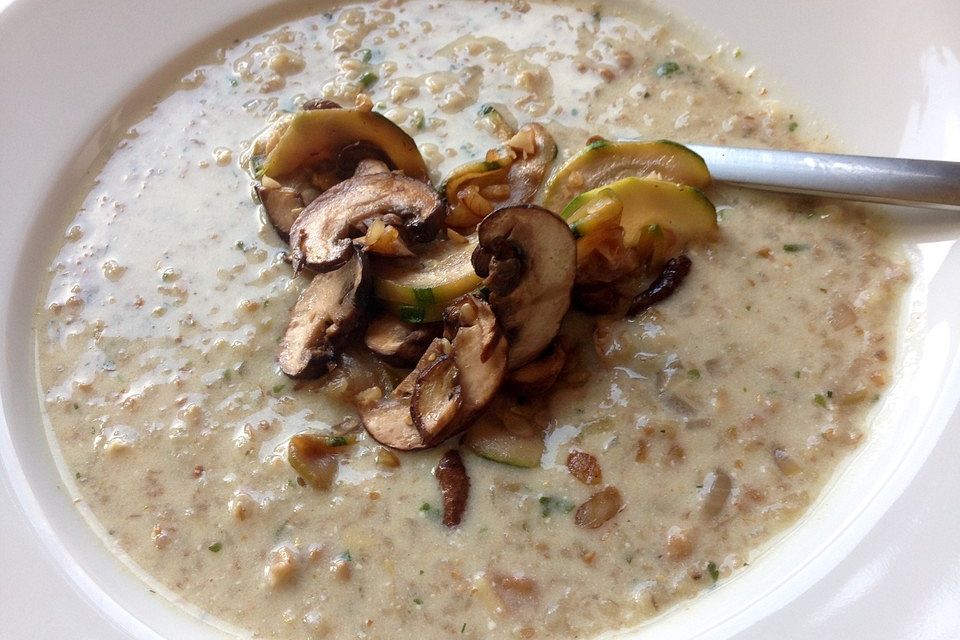 Grünkernsuppe mit Walnusskernen und Champignons