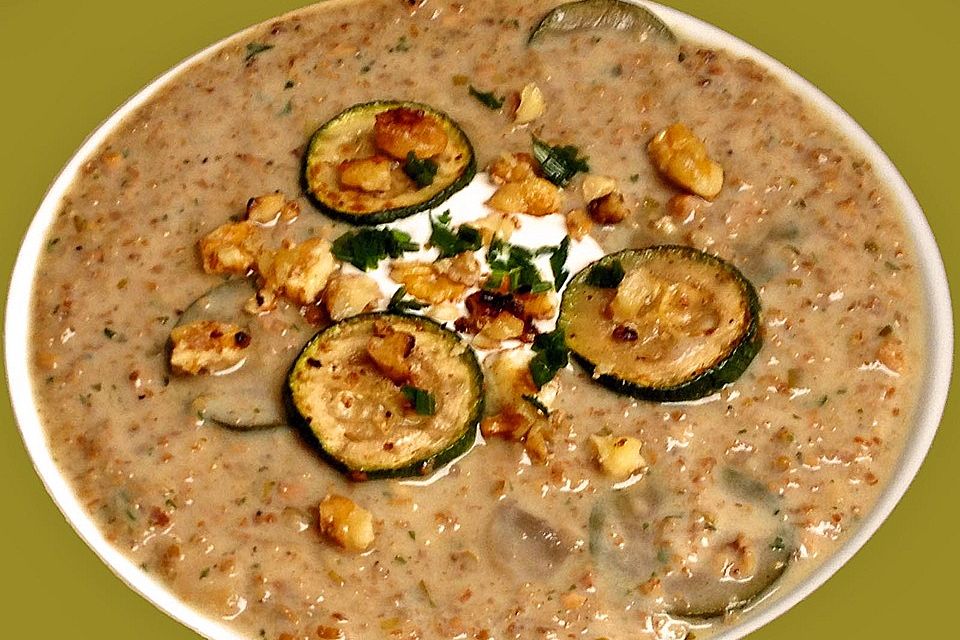 Grünkernsuppe mit Walnusskernen und Champignons