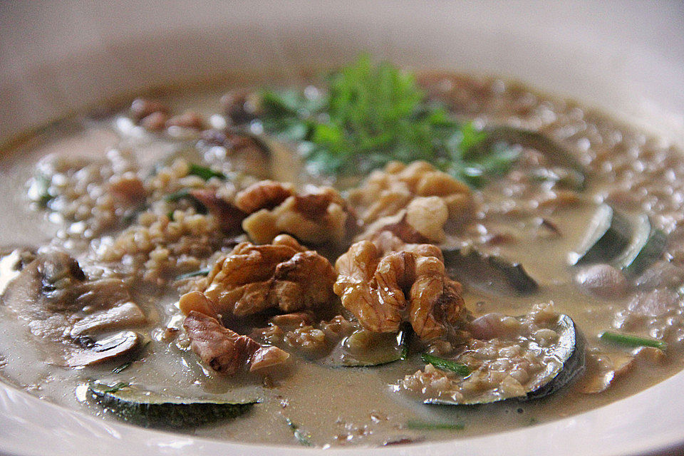 Grünkernsuppe mit Walnusskernen und Champignons