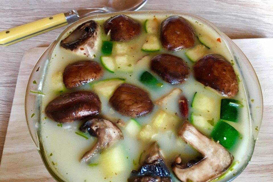 Grünkernsuppe mit Walnusskernen und Champignons