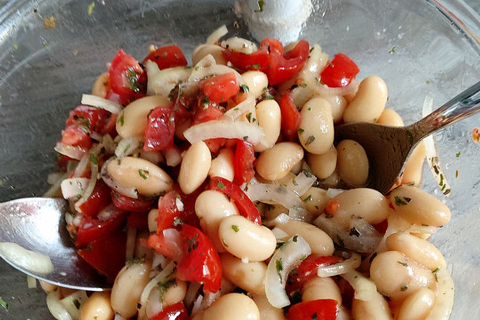 Salat mit weißen Bohnen und Tomaten