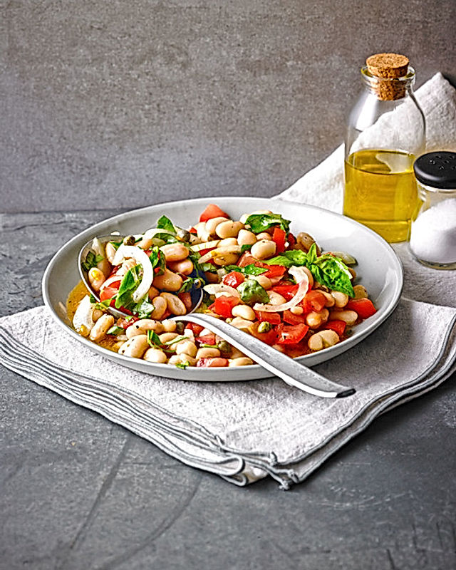 Salat mit weißen Bohnen und Tomaten
