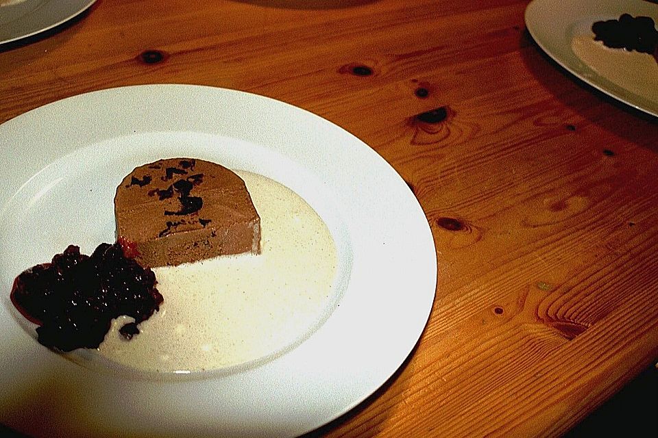Schokoladenparfait mit Teepflaumen