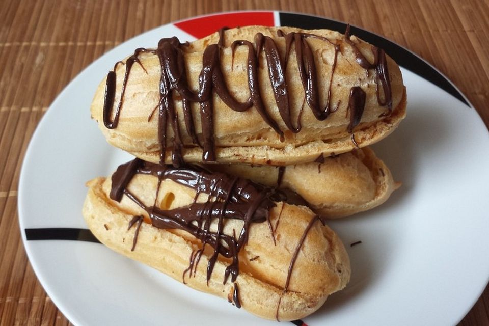 Eclairs mit Schokocreme und Sahne