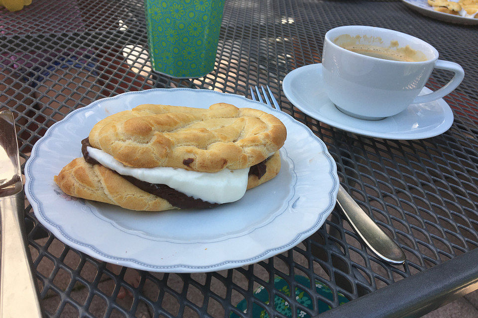 Eclairs mit Schokocreme und Sahne