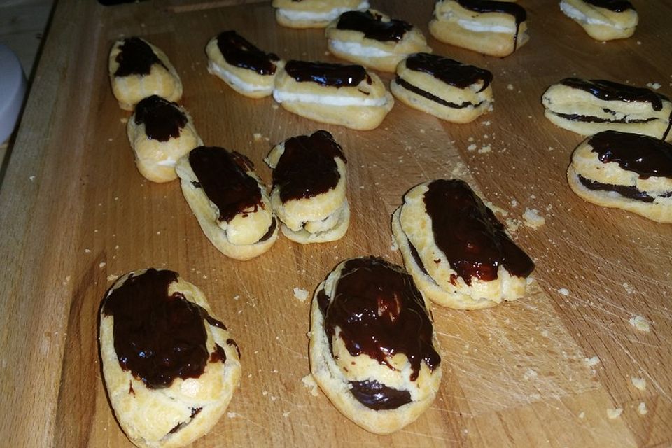 Eclairs mit Schokocreme und Sahne