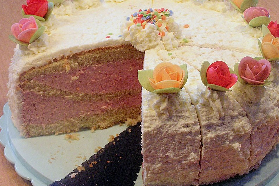 Erdbeer - Himbeer - Sahnetorte mit Haselnüssen