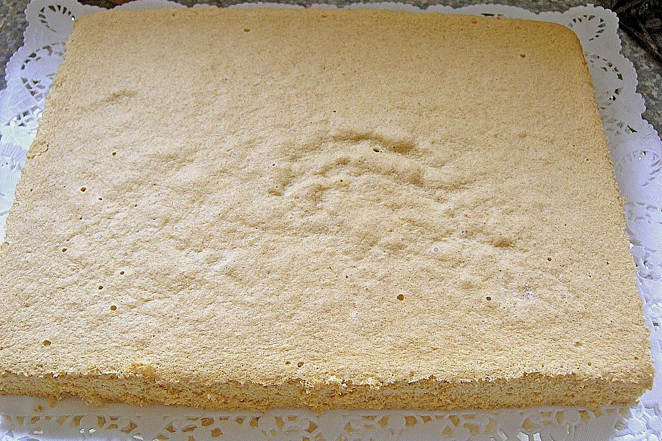 Erdbeer - Himbeer - Sahnetorte mit Haselnüssen