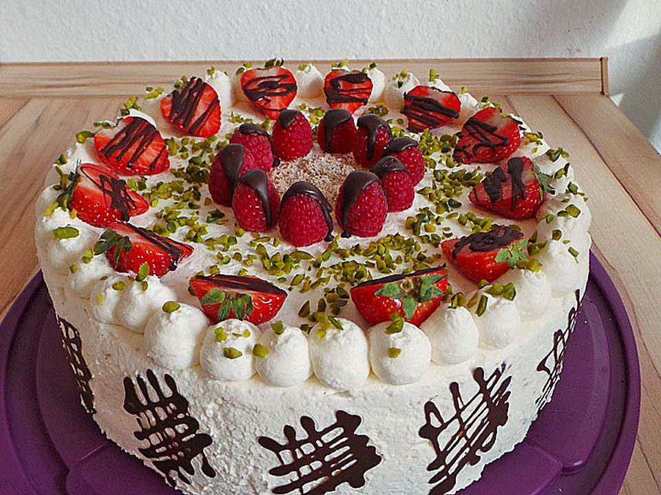 Erdbeer - Himbeer - Sahnetorte mit Haselnüssen von 2403| Chefkoch