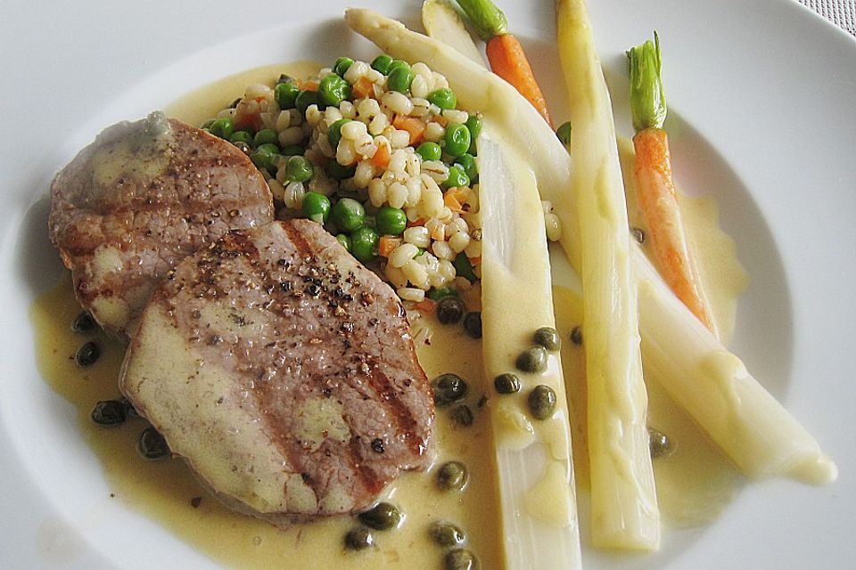 Kalbssteaks natur auf Graupen - Erbsen - Risotto mit Kapernsauce