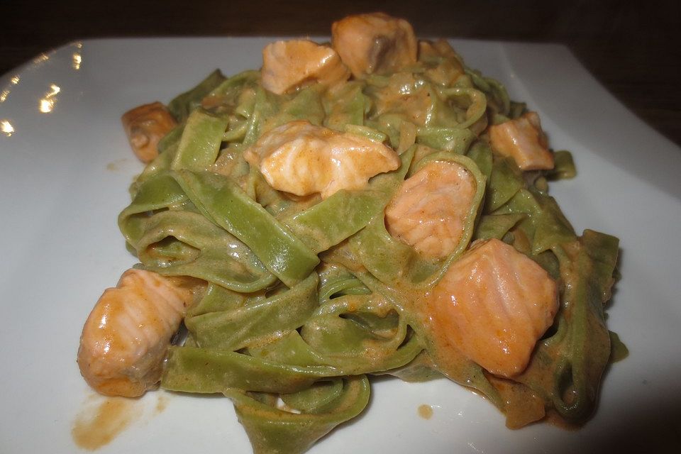 Lachs in Sahne mit grünen Tagliatelle