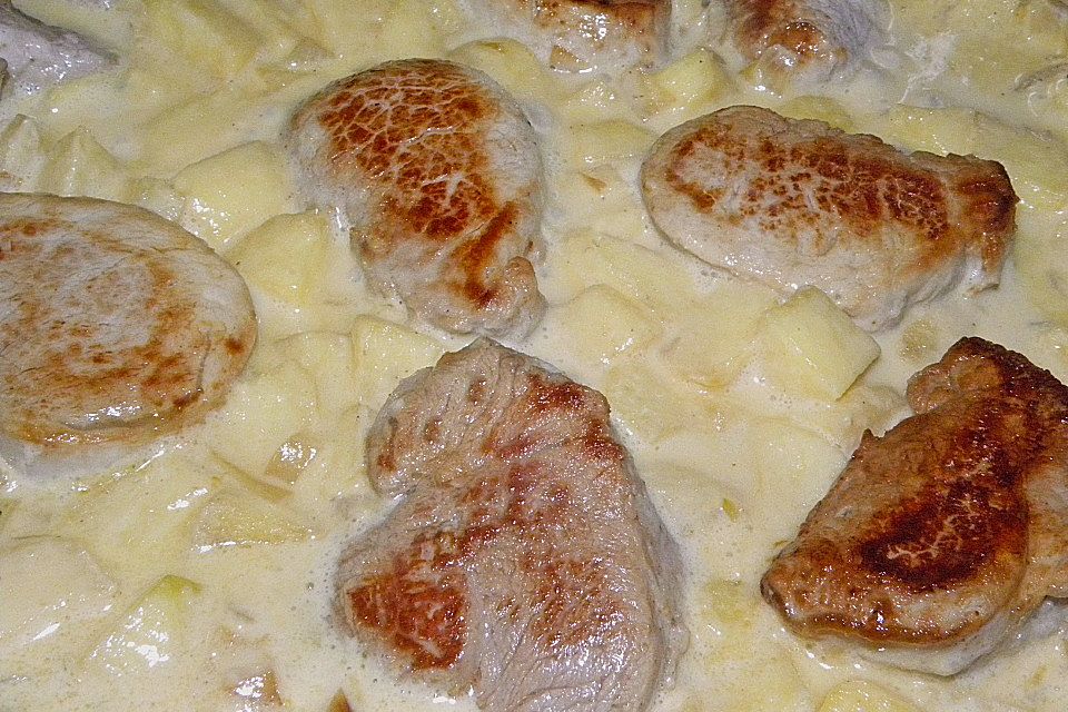 Schweinemedaillons mit Apfel-Meerrettich Sahnesauce