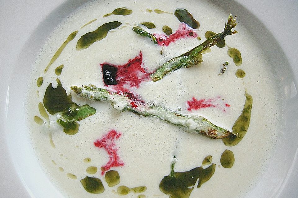 Weiße Spargelsuppe mit Basilikumöl, Rote Bete - Gelee