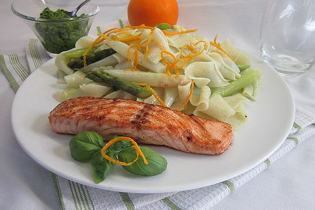 Auf der Haut gebratener Lachs, gekochter Spargel mit Orangen - Limetten ...