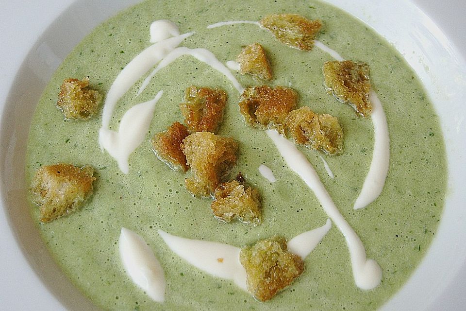 Kaltes Gurkensüppchen mit Anis - Croutons und Limetten - Creme fraiche