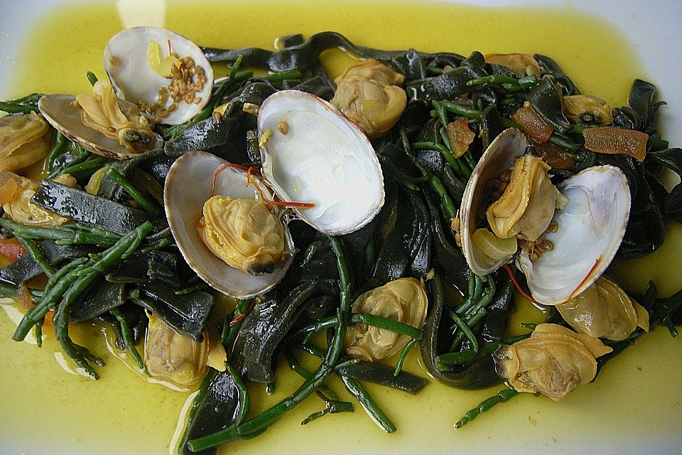 Schwarze Tagliatelle mit Venusmuscheln und Queller