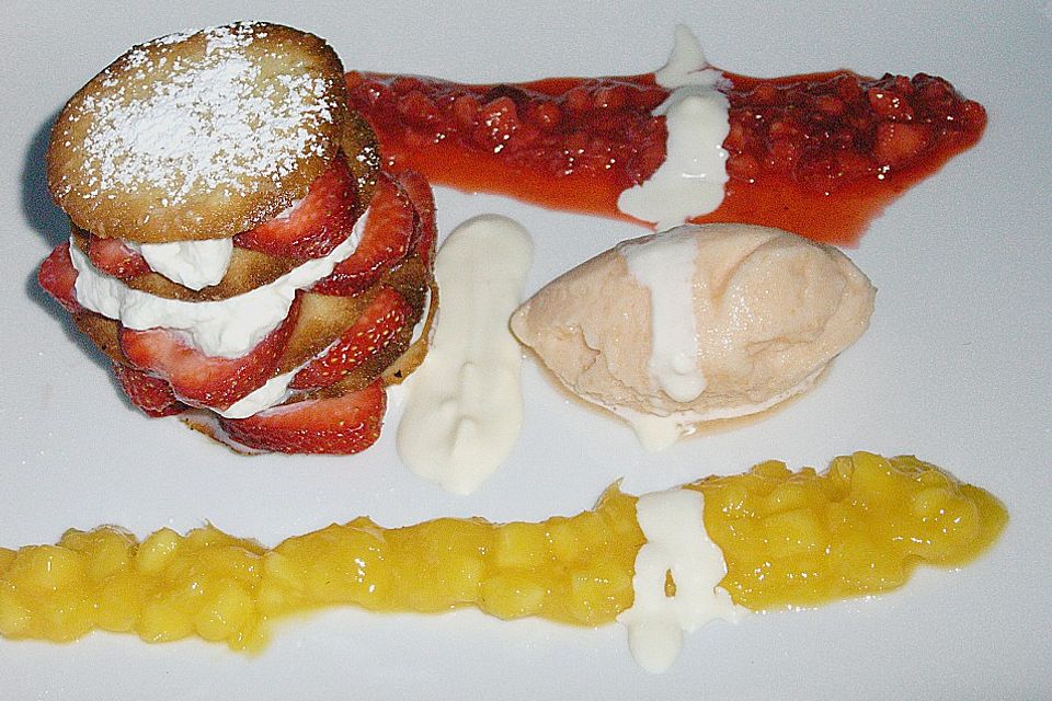 Mille feuille von Erdbeeren und Mandel-Tuilles, Cantalupe-Melonen-Sorbet