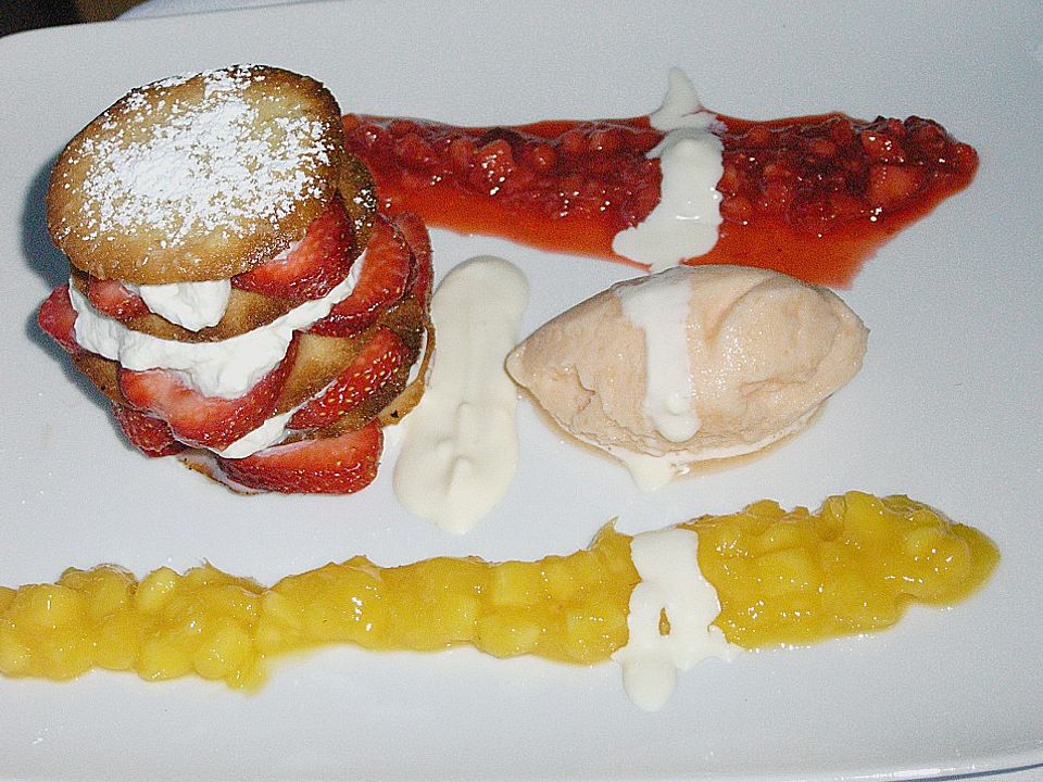 Mille feuille von Erdbeeren und Mandel-Tuilles, Cantalupe-Melonen ...