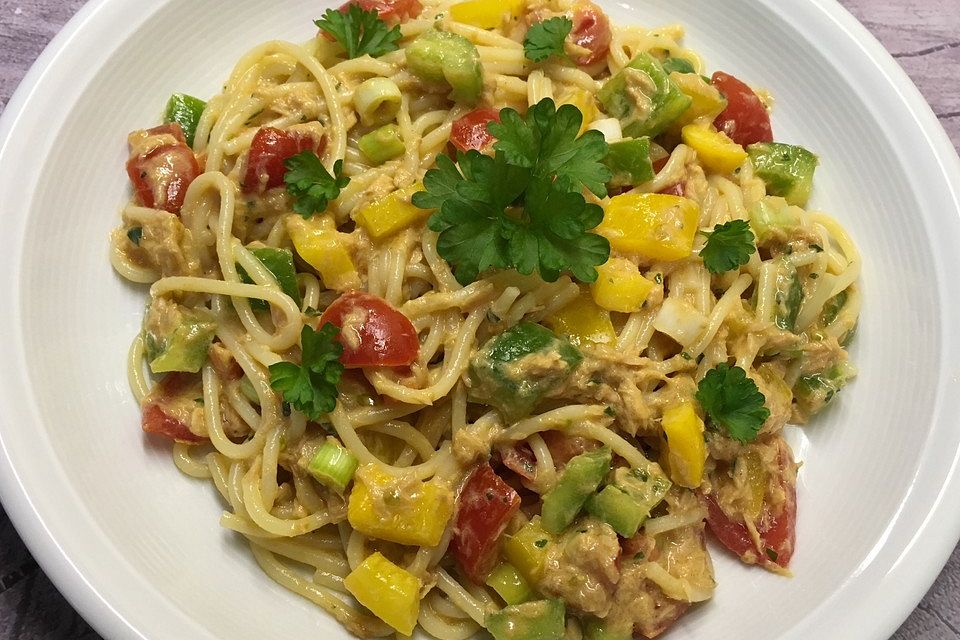 Spaghettisalat mit Thunfisch und Paprika