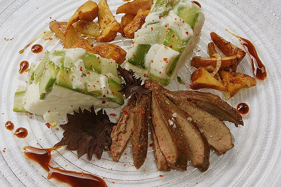 Terrine von grünem und weißen Spargel mit Teriyaki - Taubenbrüstchen und Pfifferlingen