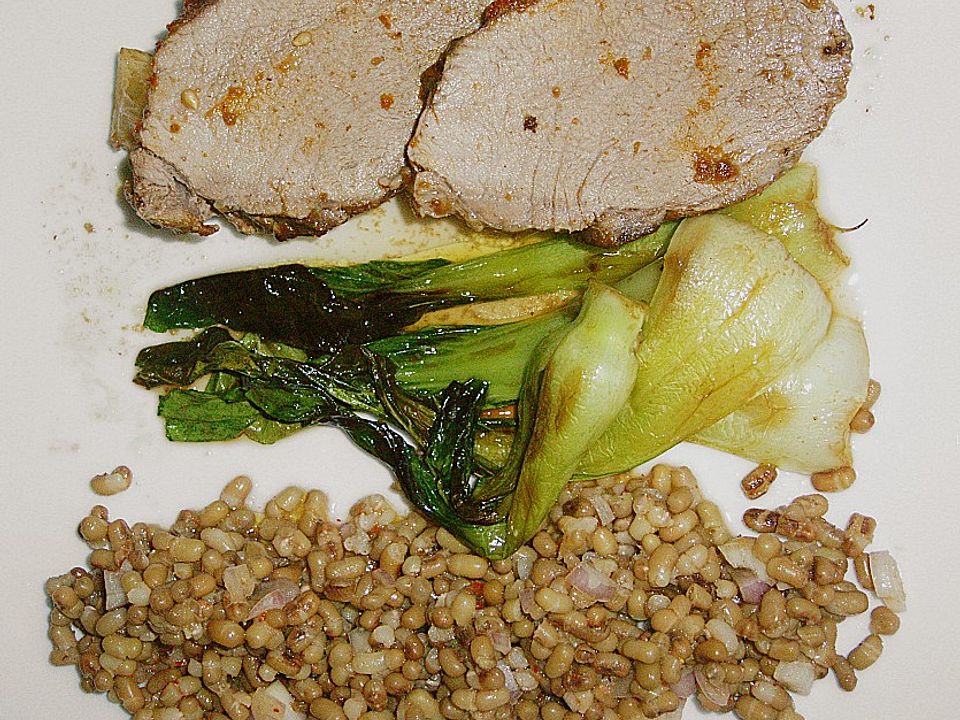 Kreolischer Wildschweinrücken auf braunen Bohnen mit Pak Choi von ...