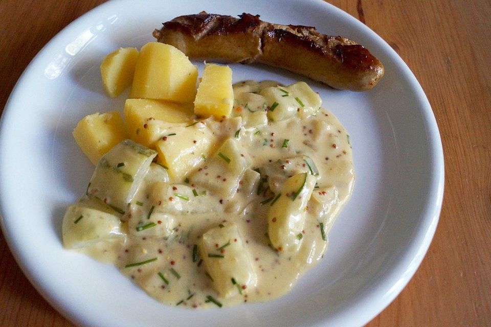 Rostbratwurst mit Schmorgurken in Senfsoße