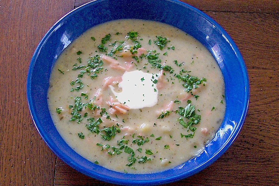 Würzige Kartoffelsuppe mit Lachsstreifen