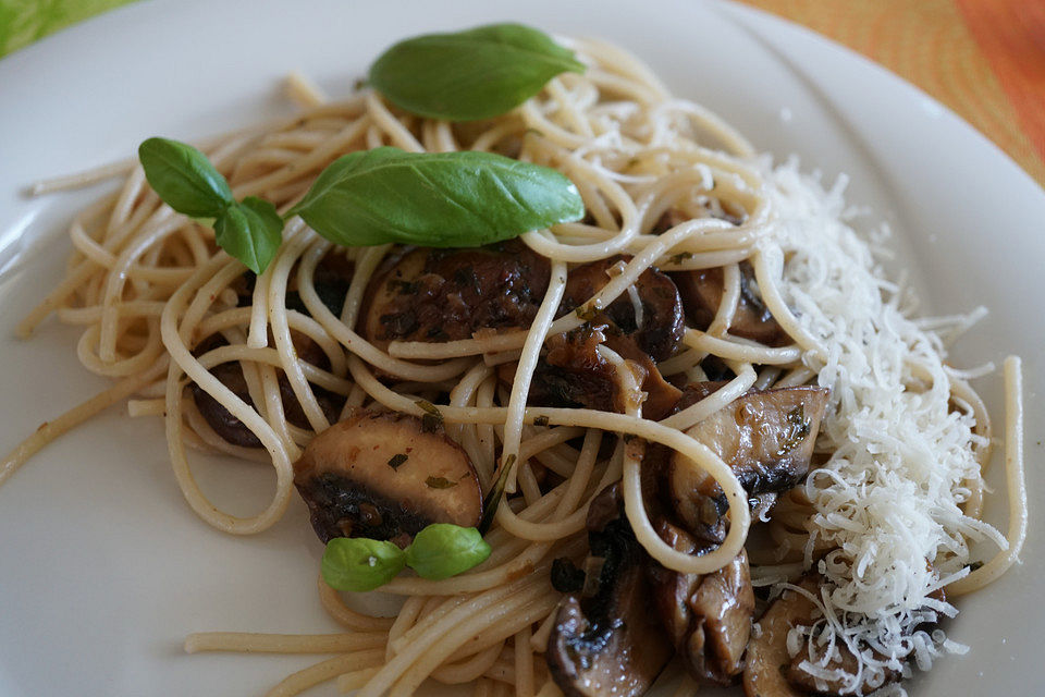 Pasta mit Champignons und Basilikum