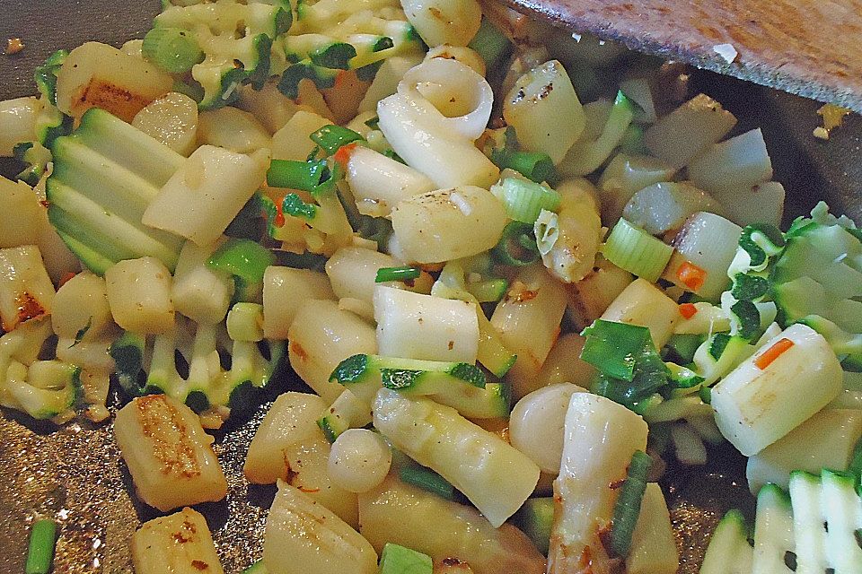 Spargel und Garnelen in Kokosmilchsauce aus dem Wok