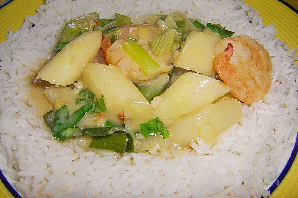 Spargel und Garnelen in Kokosmilchsauce aus dem Wok