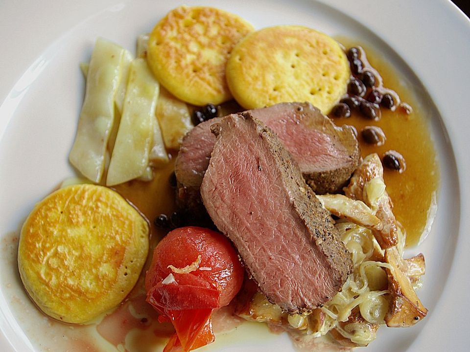 Wildschweinrücken mit Gewürzkruste, Kichererbsen - Blinis von ...