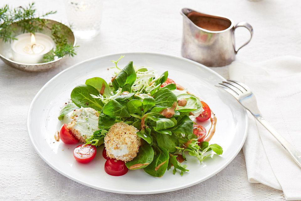 Feldsalat mit Ziegenkäsebällchen im Walnussmäntelchen