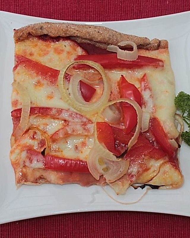 Pizza mit Paprika und Mozzarella