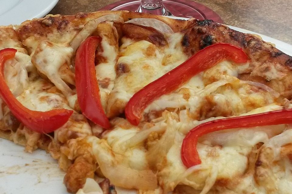 Pizza mit Paprika und Mozzarella