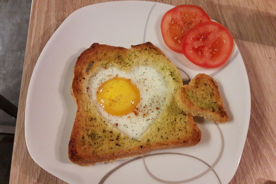 Eier im Toastbrot mit Rosmarin - Butter