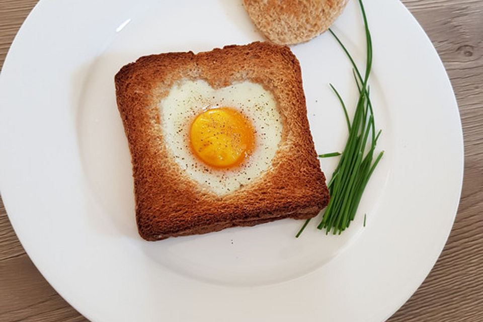 Eier im Toastbrot mit Rosmarin - Butter