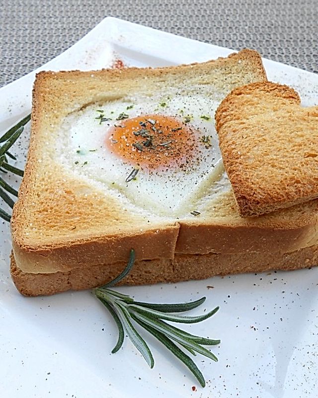Eier im Toastbrot mit Rosmarin - Butter