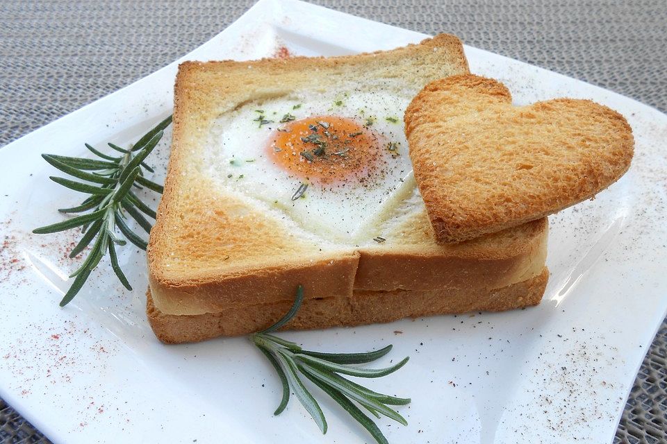 Eier im Toastbrot mit Rosmarin - Butter