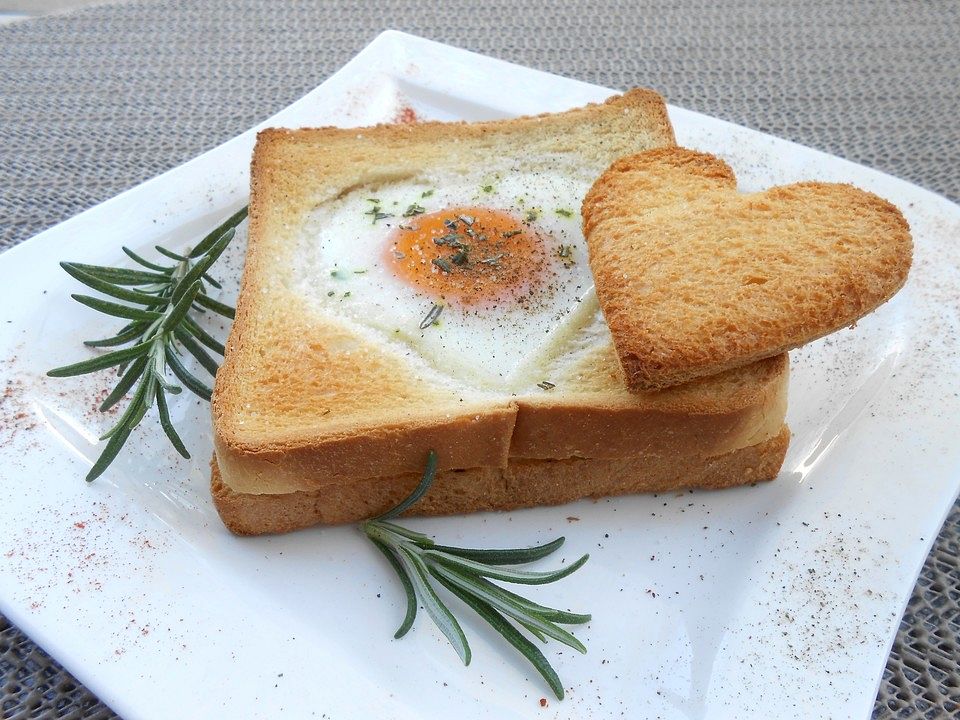 Eier im Toastbrot mit Rosmarin-Butter von elanda| Chefkoch