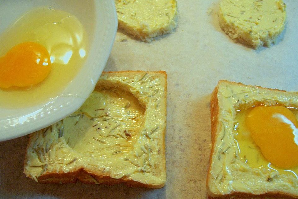 Eier im Toastbrot mit Rosmarin - Butter