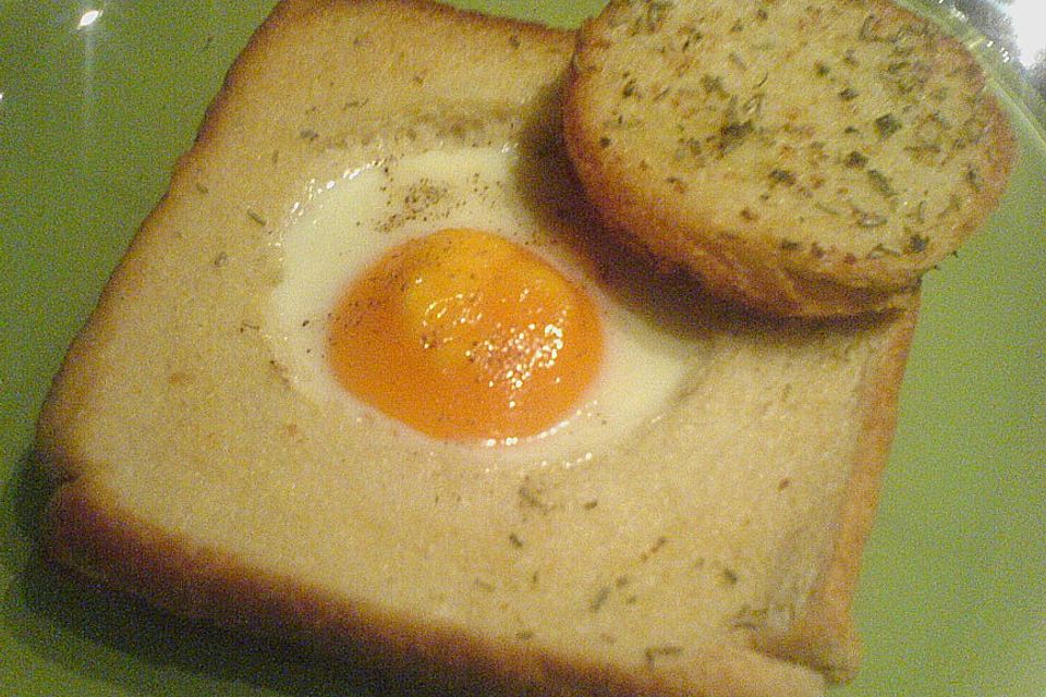 Eier im Toastbrot mit Rosmarin - Butter