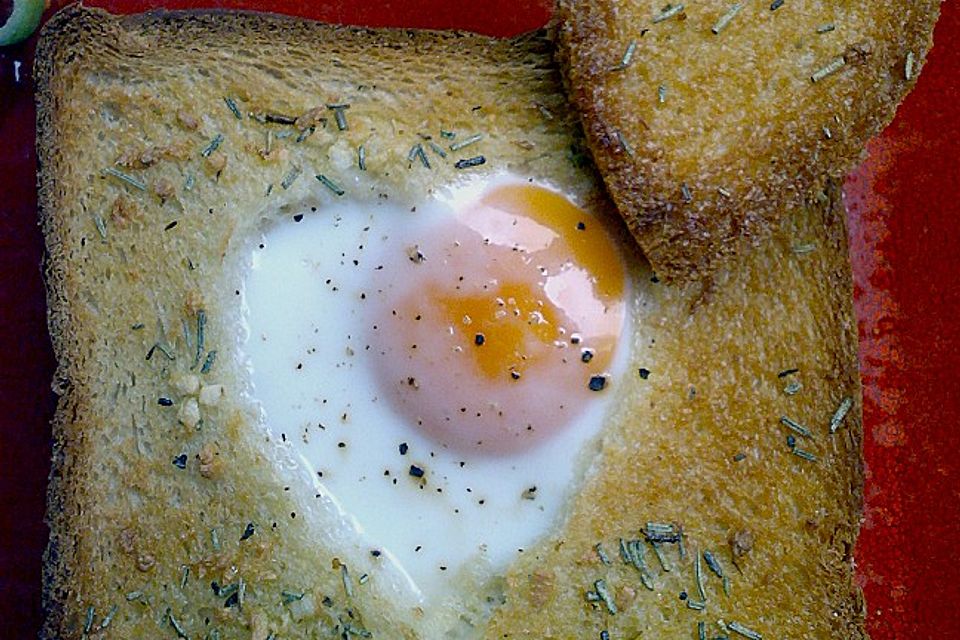 Eier im Toastbrot mit Rosmarin - Butter