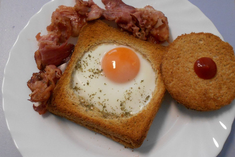 Eier im Toastbrot mit Rosmarin - Butter