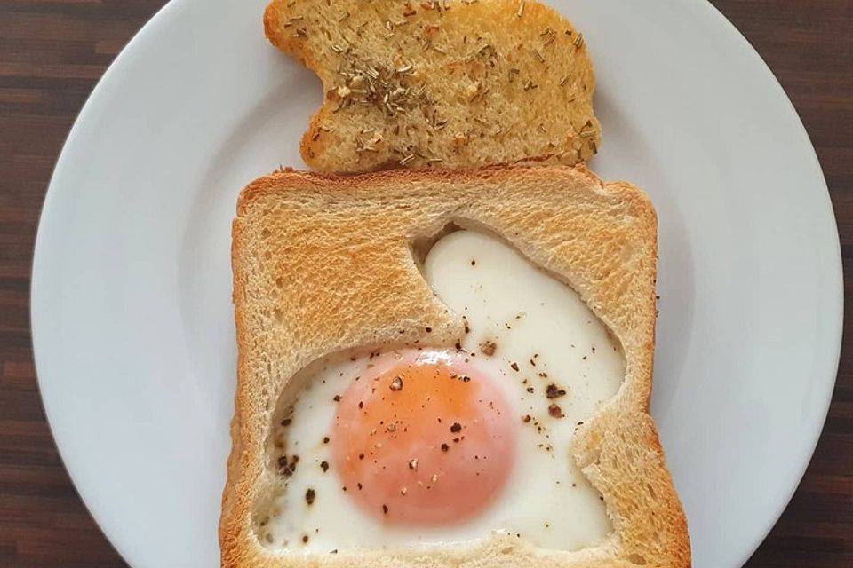 Eier im Toastbrot mit Rosmarin - Butter