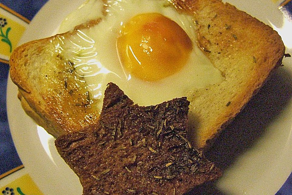 Eier im Toastbrot mit Rosmarin - Butter